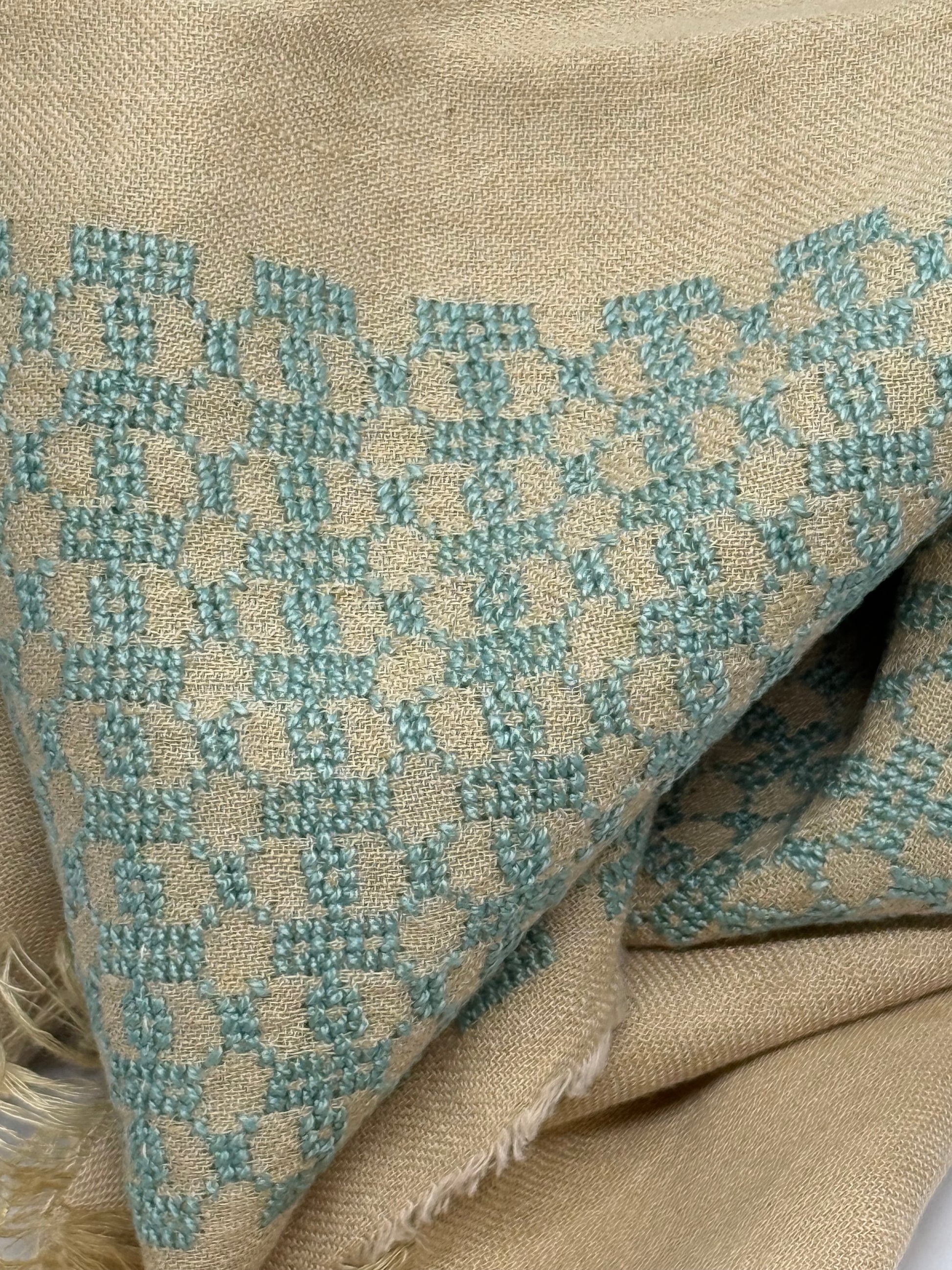 BEIGE LINEN SHAWL BEEHIVE