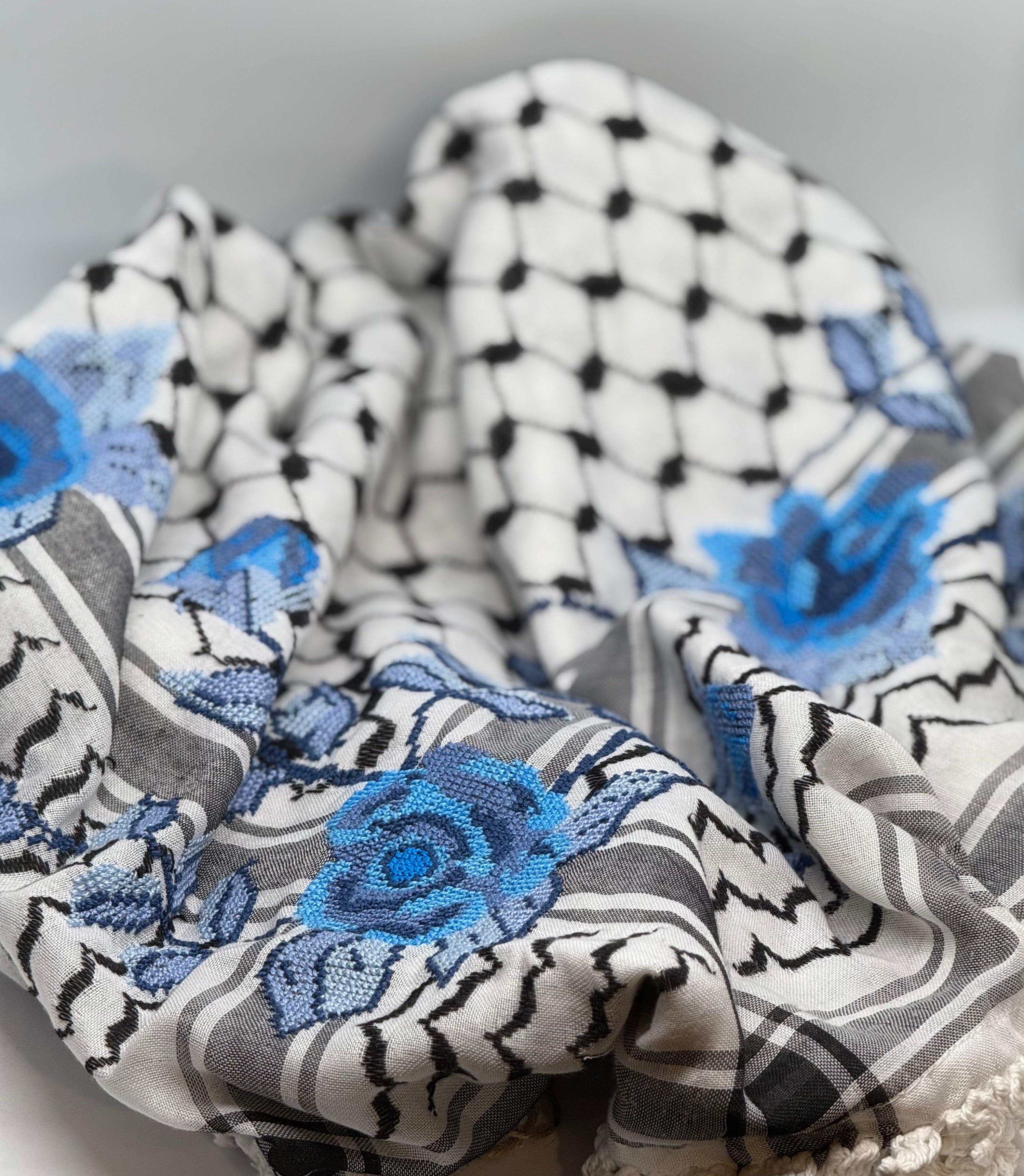 KEFFIYEH - BLACK & WHITE ROSE